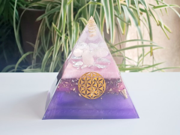 Orgonite pyramide quartz rose violette fleur de vie